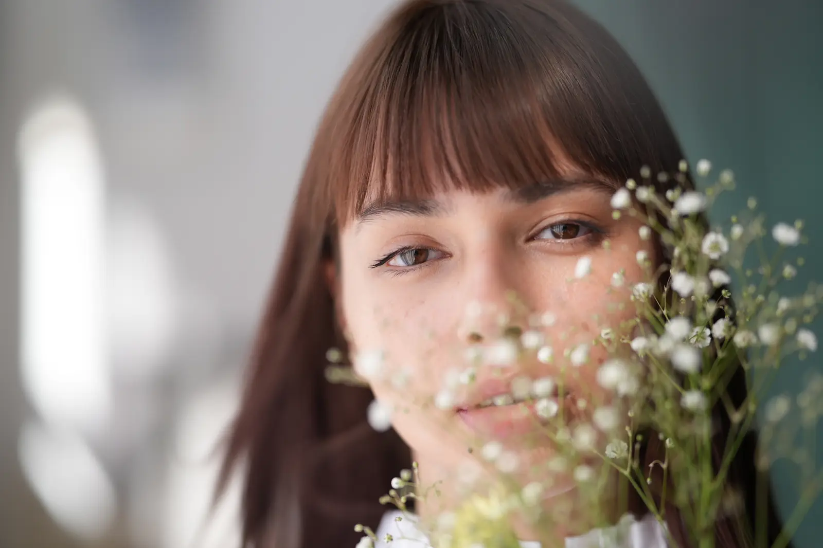 Portret kobiety z bukietem drobnych kwiatów